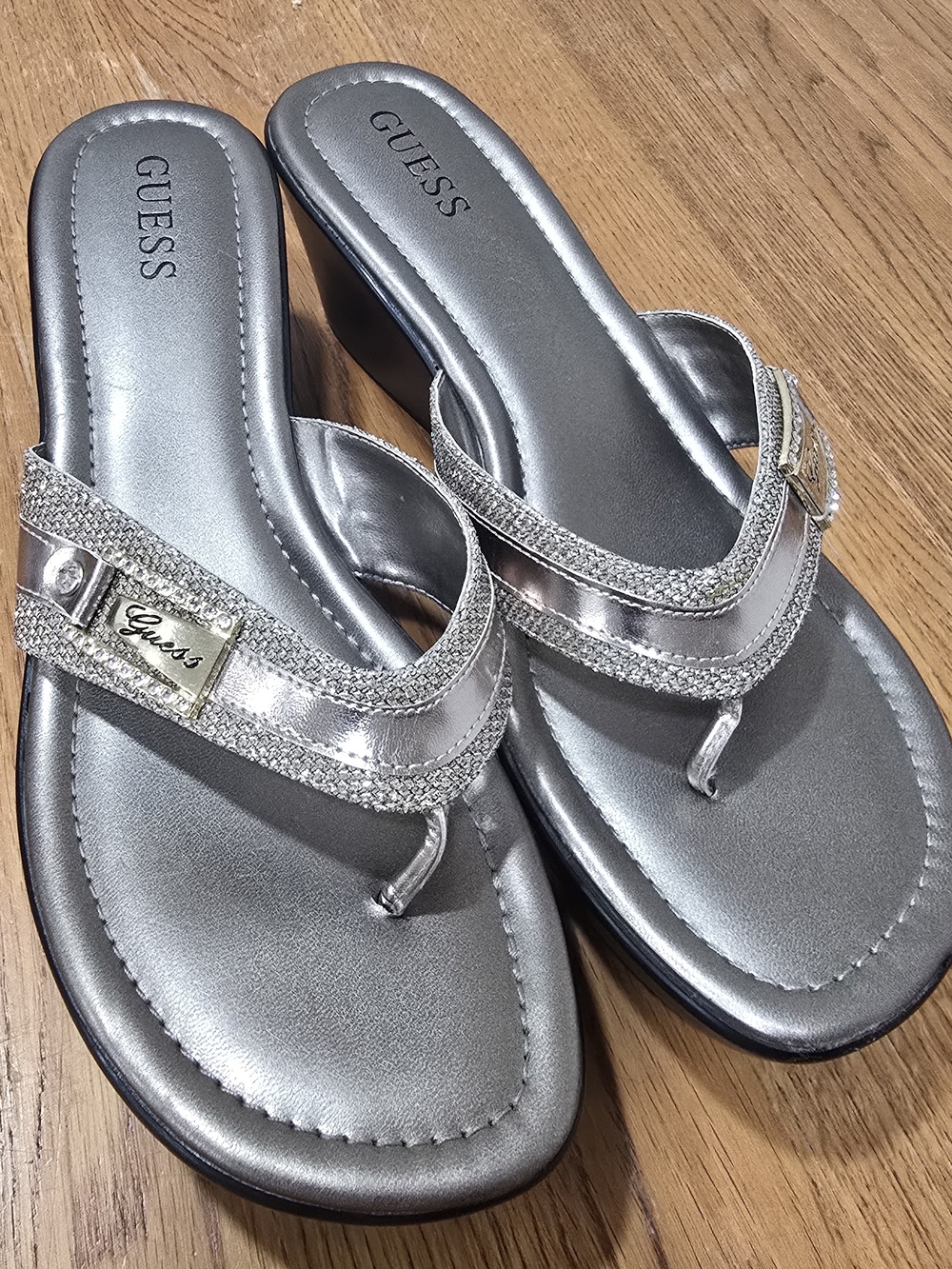 New GUESS Silver Metallic Rhinestone Accented Thong Sandals-Size 11M